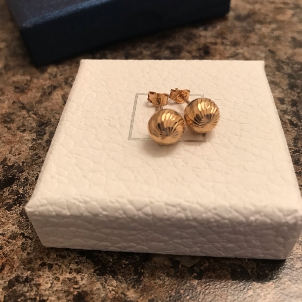 14k good stud earrings 8mm